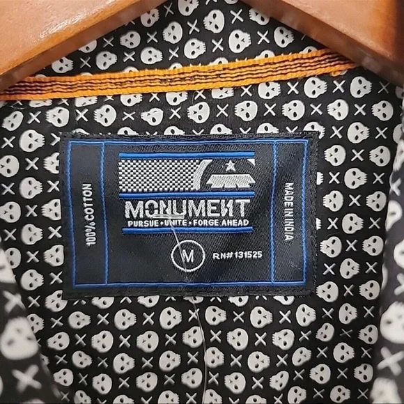 Men’s Monument Skull gothic Halloween shirt - Picture 4 of 4